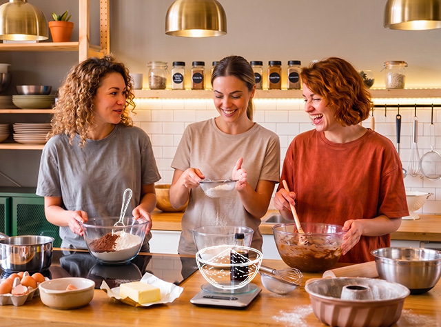 Tre amiche preparano insieme delle ricette